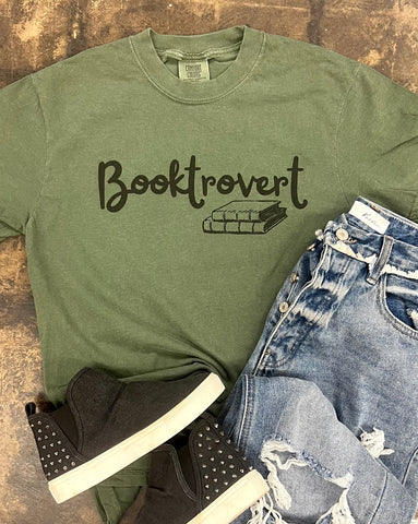 Booktrovert tee